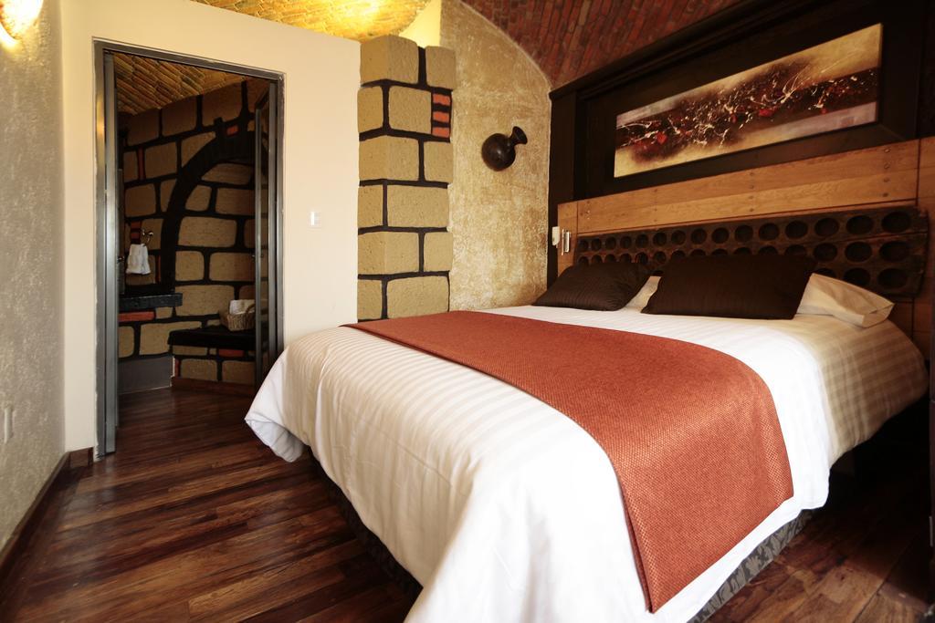 Aztic Hotel And Executive Suites Mexico City Room photo